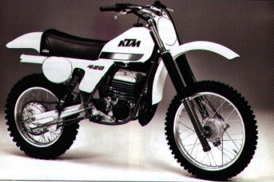 KTM 420 MC, wurde ab 1979 gebaut, der schlitzgesteuerte Motor leistete 52 PS aus einem Hubraum von 360 cm³. die Leichtmetall-Kastenschwinge besaß noch zwei Federbeine